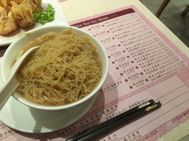 とりあえずホテルに荷物を置いて、ホテル近くを散策。<br />行こうと思っていた麺やさん、池記を見つけたので17時ぐらいでしたが早めのごはん。<br />麺と一品とドリンクのセットにしました。<br />話題の雲呑麺は、麺が細くてなかなか噛みきれず、ちょっと食べにくかったけど、雲呑のエビがプリプリで美味しかったです！