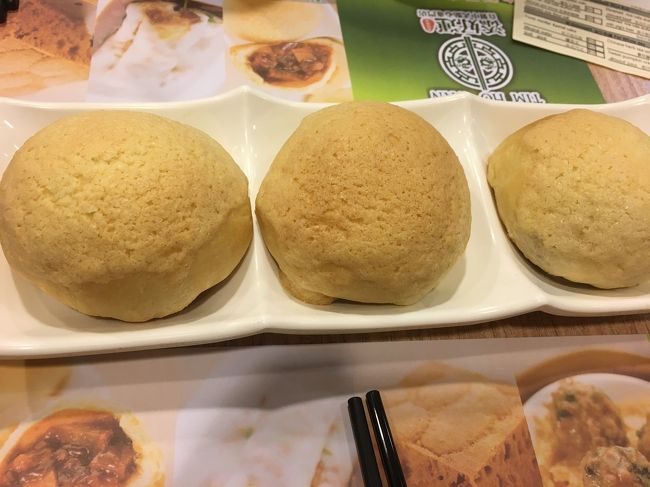 お目当てはこのチャーシュー入りメロンパン。<br />日本で食べるチャーシューまんとは違って、メロンパンの甘くてサクサクした食感とチャーシューが合って美味しかった！<br />写真撮り忘れたけど、エビ餃子も美味しかったです。<br />もっと色々食べたかったのに、朝ごはんのお粥でお腹がそんなに空いてなかったのが悔やまれます。