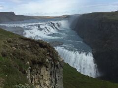 アイスランドで最も美しいという
ゲトフォルスの滝。

滝の側はロープとかで立ち入り禁止にする所が殆どですが
アイスランドは余りしないみたいです。
滝の左側にも
豆粒みたいですが滝壺を見ている人がいますね。