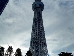 浅草を出た後は地下鉄でスカイツリーへ。残り時間があまりなかったので、上へは登らずに下から写真を撮っておわり。