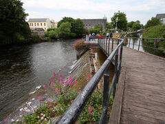 その聖ニコラス教会から西へ向かって歩くと、オブライエン橋（O'brien's Bridge）に出ます。コリブ川沿いに遊歩道が設置され、大聖堂前のSamon Weir橋の近くまで続いています。