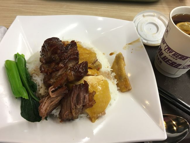 空港で最後のごはん。チャーシューとチキンがのってるライス。ほんとはヨンキーレストランに行きたかったけど、見つからなかったので断念。<br />結局、飛行機乗る前に見つけました…<br /><br />食べることがメインだったのに、全部制覇できなかったのが心残りです。<br />こんどは涼しいときにまた行きたいです！