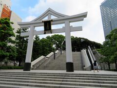 その階段が日枝神社の入口です。

正面には巨大な鳥居が鎮座しています。
https://www.youtube.com/watch?v=kMSC8LOatyQ