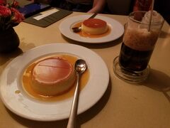 食後のデザートは、曰く付きの(笑)ベトナム・プリン（by プリンクーポン）

ベトナムのプリンは練乳で作るらしく濃厚なお味で本当に美味しい！
ホテルのすぐ前のカフェで頂く事ができ丁度いいデザートになりました。
前回のホーチミンでベトナム・スイーツ「チェー」を食べなかった事が心残りで
今度こそ！と意気込んでいたのですが・・・
今回も「チェー」は未体験で終わってしまったぁ。
次回！次回！と自分に言い聞かせるやまこです。