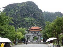 いきなりですが・・・本日のメイン・イベント　チャンアン・ホアルー観光です。
８時にホテルロビーにお迎えに来て頂き、日本人９人で出発しました。
ガイドさんの男性はとても真面目で日本語もかなりお上手。
ツアー客の結構な無茶ブリの質問にも、しっかり答えておられました。感心！
私やまこ、少し車酔いしたようで・・・途中の写真が全くありません。(^_^;)

約２時間半でホアルーに到着です。
10世紀から11世紀に都が置かれていた古都です。

