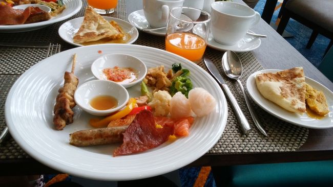 ホテルは川沿い、チャトリウムリバーサイドに3連泊です。日本語は通じません。不安です(´・ω・`)1日目はホテルに着いたのが午後7時半過ぎで、娘はクタクタ。敷地内のセブンイレブンのホットサンドの夕食です。ハムとチーズのクロワッサン風のパンのホットサンドがお気に入り(≧∀≦)お店で焼いてくれます。これは2日目の朝食です。時差が2時間あるので、この日は早起きできました。