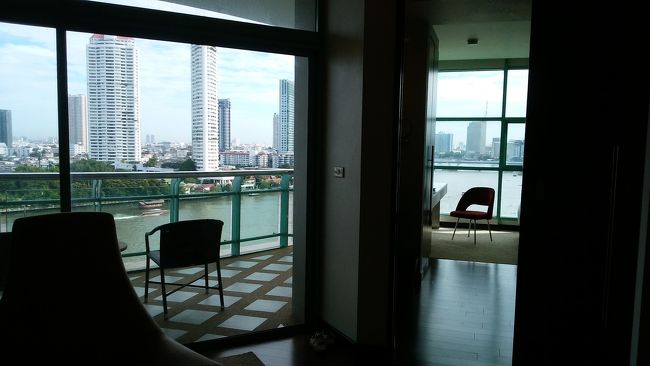 お部屋は1ベッドルームスイートリバービュー。大きな冷蔵庫のあるキッチンもあります。