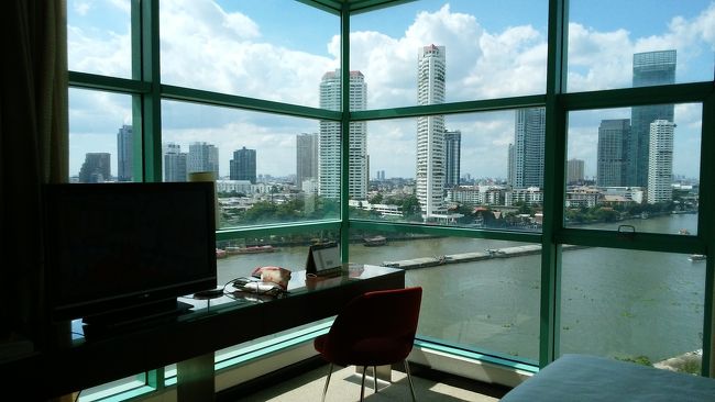 寝室からの眺めです。サートーン方面。<br />夜はディナークルーズの船がキレイです。