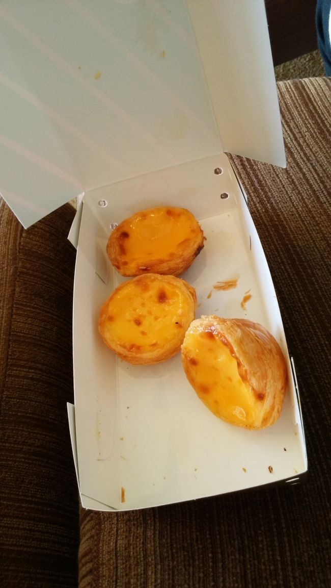 パラゴンのカノムで買ったエッグタルト。おーいしーい(*'▽'*)翌日、また買いにいきました(笑)