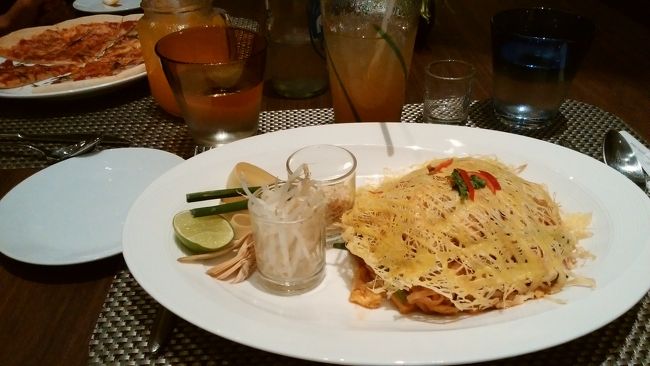 結局、ホテル内の朝食と同じレストランで夕食。私はパッタイ、娘はピザです。パッタイは、上品にモヤシが茹でてありました。エビがゴロゴロ、豪華!