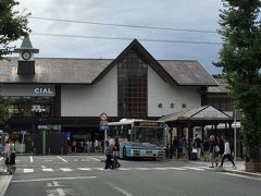 JR横須賀線「鎌倉」駅東口の写真。

写真左は、2017年3月22日にリニューアルオープンした鎌倉駅ビルの
『CIAL鎌倉』です。