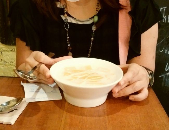 アジアティークで夕食をと思って来たのですが、昼間、プールではしゃいだ娘はヘロヘロです。マンゴータンゴでマンゴーアロハを食べて、ホテルへ帰りました。<br />アジアティークは、意外と蚊が多いです。お気をつけを。