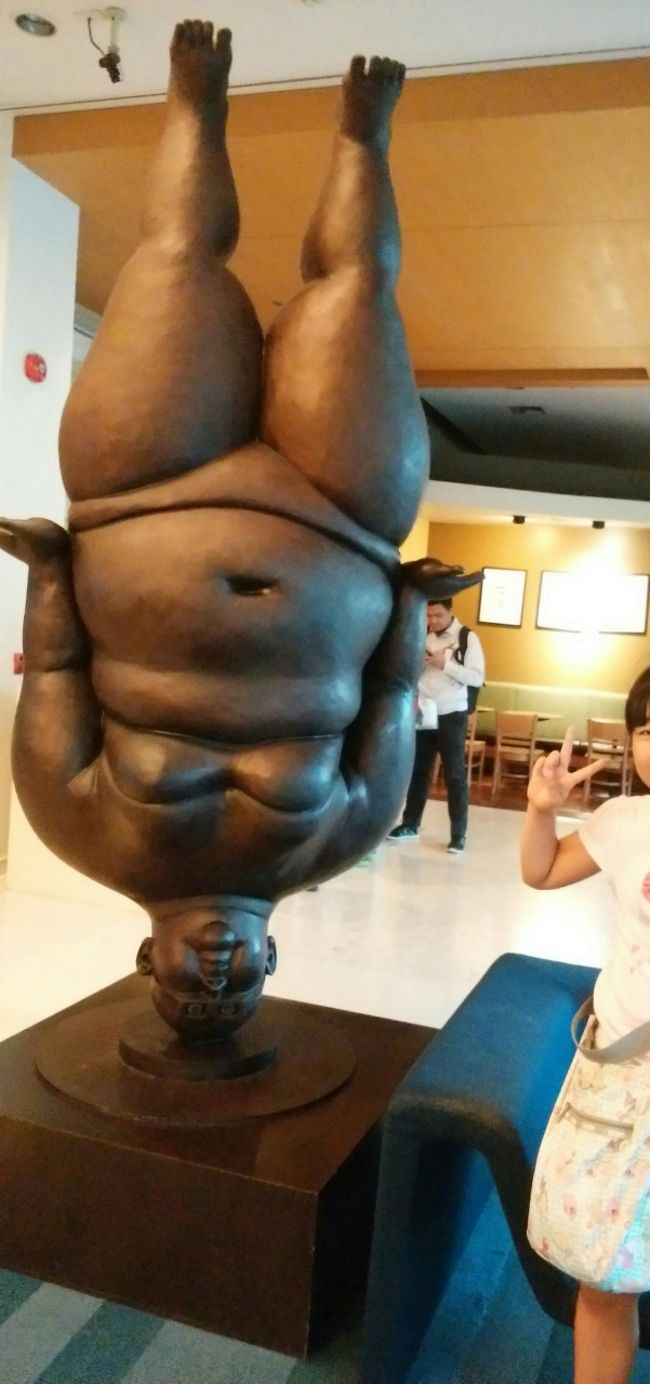 ホテルには、不思議なオブジェがいろいろと。窓辺には、この人の小さいバージョンもたくさん。