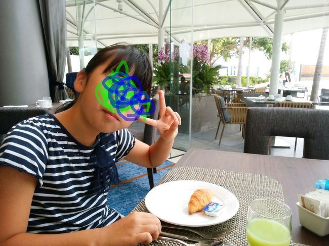 3日目の朝です。ホテルの朝食が口に合わない娘です。この日はこんな感じ。プラスフルーツ。4日目はオムレツを焼いてもらったら、気に入りました(*^o^*)