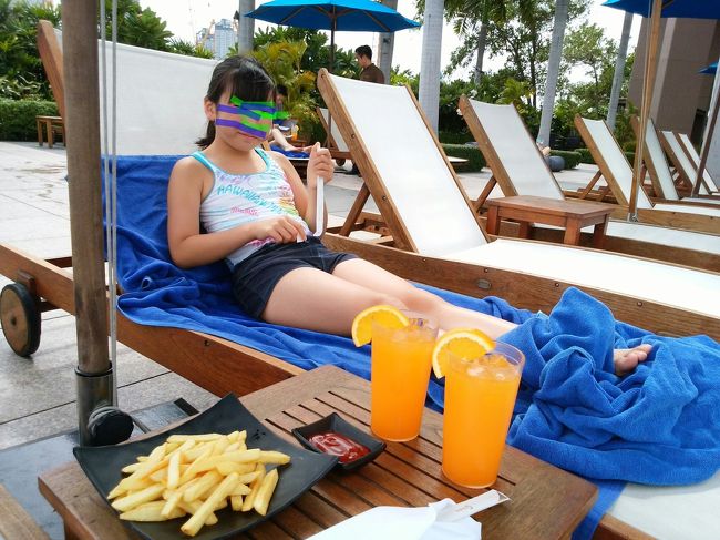 ウエルカムドリンク券はプールでもＯＫ。フレンチフライはアツアツおいしーい(*^o^*)