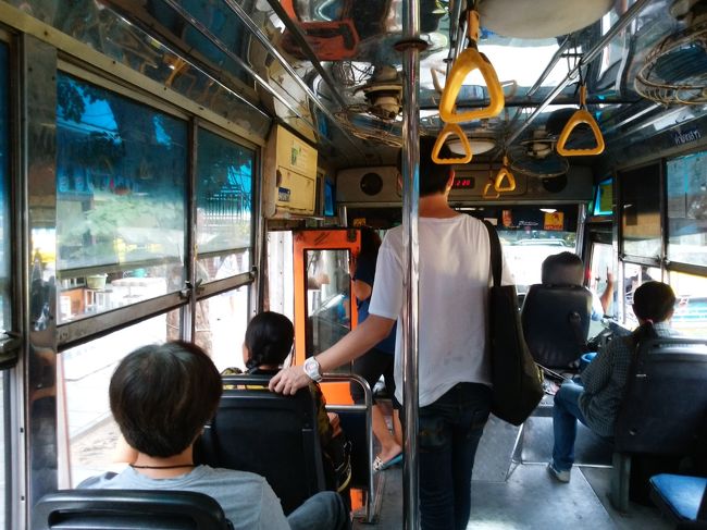 路線バスでバンラックのロビンソンデパートへ向かいます。渋滞していて、みんな自由に乗り降りしていました。ドアも開きっぱなし(・・;)<br />私たちも、バス停より手前だけど、ロビンソン前で降ろしてもらいました。