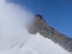 エギーユデュミディ駅3778ｍ

シャモニーから正味の乗車時間は約２０分で到着。高度差2800mを駆け上がります。この高度差思った以上に体に応えます。