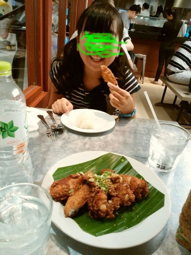 お昼寝をして、日没後にサイアムまで晩御飯に行きました。ホテルの専用船→BTS→デパートは直結なので、怖くないです。(いや、昼間はグデーっと寝ているサートーン船着場の犬が、夜になると活動しているのは怖かった！)<br />夕食はサイアムセンターのソムタムヌアで。辛い料理が多く、餅米も子供の口に合わなかったけど、から揚げはまた食べたいそう。