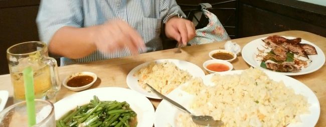 今夜は、バンコク出張中のお父さんと待ち合わせして夕食です。エカマイのサバーイジャイです。有料のエアコンルーム♪