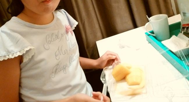 デザートはお部屋で。エカマイのメーワリーで買って冷やしておいたマンゴー。何て甘いの!!<br />明日は朝早いので、早く寝ましょう(^_-)<br />娘は朝食にスワンナプーム空港のファミマで、ハムチーズのホットサンドを食べました。タイのコンビニのホットサンド、日本でも売って欲しいね(^_-)-☆