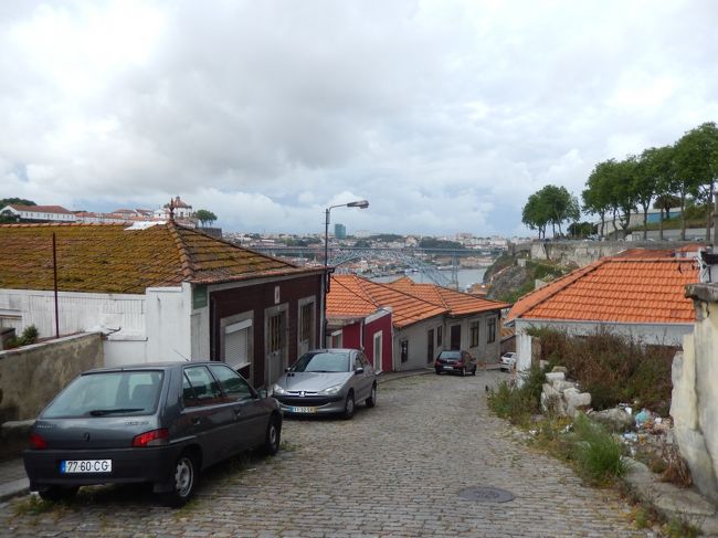 メトロ（トラム）とバスを乗り継いで、とりあえず思いついた場所ドン・ルイス１世橋へ。<br /><br />行き過ぎてしまったようで、住宅街を歩いて戻ります。