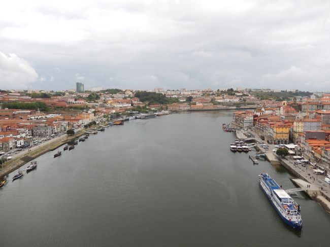 橋の上から見た西（大西洋）の方向。<br />海まではまだ少し距離があるようです。<br /><br />小雨がパラついており、天気が今一つなのが残念。<br /><br />