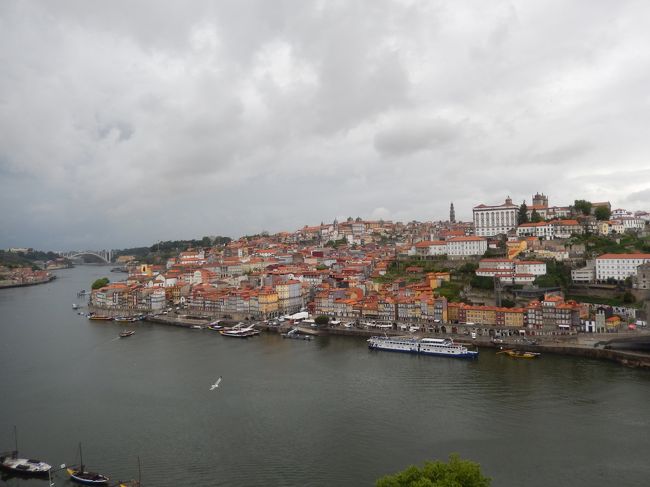 橋を渡りきった頃に、雨が本降りに。<br /><br />傘を持っていないので、雨宿りのため目の前のロープウェー乗り場に避難します。