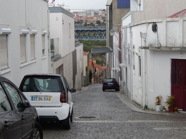 腹痛が治まった頃に、上手い具合に雨も上がりました。<br /><br />ドウロ川の川べりに下りる急な坂道を歩いて行きます。