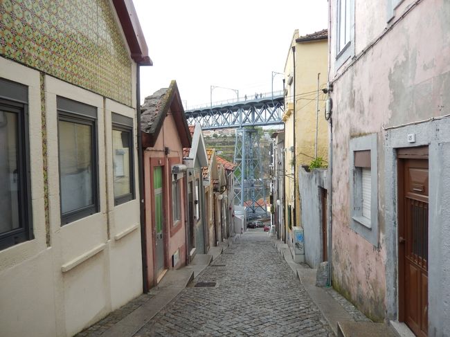 ドン・ルイス１世橋の見える高さが、かなり上になってきたので、坂道もそろそろ終わる頃かと思います。<br />