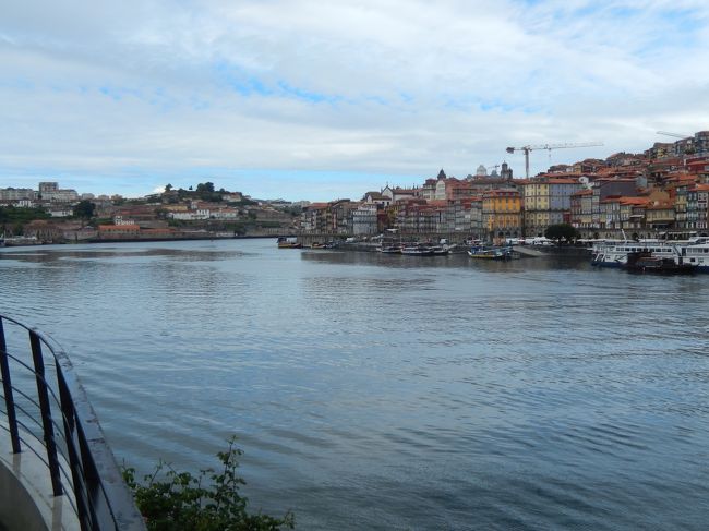 川べりまで下りて来ました。<br /><br />この辺りはヴィラ・ノヴァ・デ・ガイアというワイナリーが多く立ち並ぶエリアですが、普段飲酒をしない私にはあまり惹かれないので・・・<br />