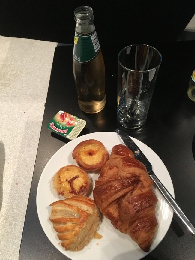 共用ラウンジなので、ミールは質素です。<br /><br />ポルトガルらしく、ナータ（エッグタルト）がありました。