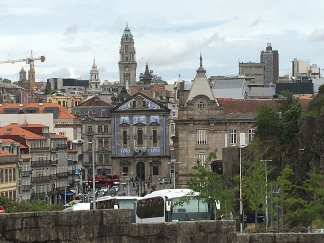 サン・ベント駅方面。奥の高い塔は市庁舎。<br /><br />次のフライトまでまだ3時間以上ありますが、メトロの便数が多くないので、空港に戻る事にします。