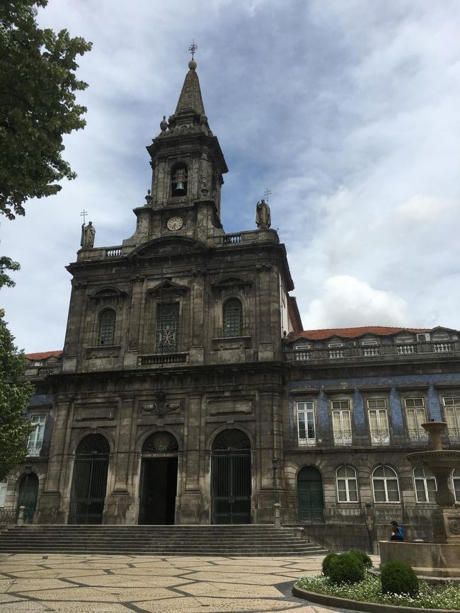 トリニダージ教会。<br /><br />乗り換え駅であるトリニダージ駅のすぐ近くにあったので、寄ってみました。