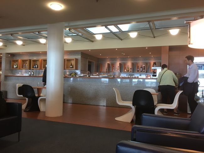 フライトの約2時間前に、空港に戻って来ました。<br /><br />共用ラウンジで、食事といえるような物は置いてませんが、有る物を色々つまみながら時間潰し。<br /><br />次は、スイスのジュネーヴへ向かいます。