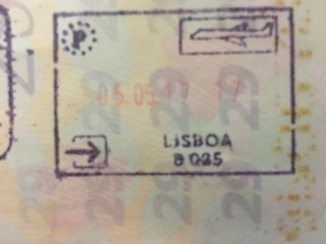 ほぼ定刻でリスボン到着。ポルトガル訪問は、今回で二回目。<br /><br />前回（２０１２年）はスペインから空路で出入りしたので、イミグレ通過はありませんでしたが、今回はシェンゲン外からの入国につき、イミグレで入国スタンプ押印。これで、ポルトガル入国履歴が公文書にもちゃんと残りました(^O^)。<br />