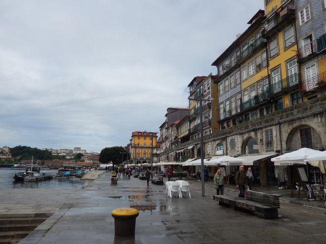 カイス・ダ・リベイラという、ほぼ100%観光客向けと思われる通り。<br /><br />この時点で午前１１時頃。レストランや土産物屋などはオープンしていますが、まだランチタイムには早いようです。