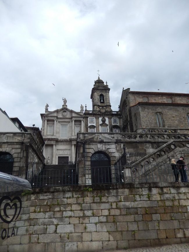 坂道を上って下りて、サンフランシスコ教会へ。
