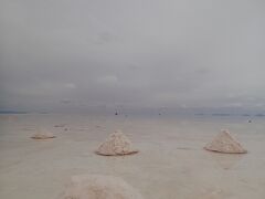 塩湖に到着です！
ここは塩湖の入り口あたりでしょうか、観光客が大勢います。
塩をまとめた小山が並んでいます。

んーこんな感じ？
