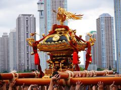 永代橋を渡る神輿
大川端リバティ21の高層マンション群とコラボ