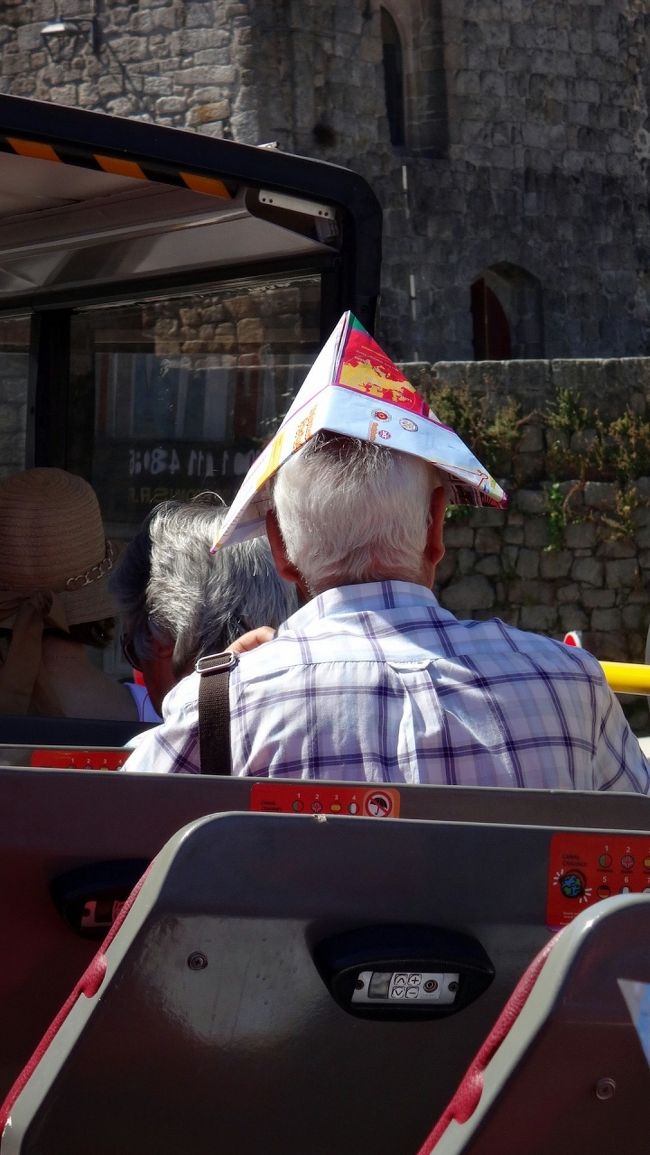 スペインで、大満足の旅の日々を過ごし、ビーゴから北上して、またビーゴまで南下して、それでも夜は涼しくて、昼間も日陰は涼しくて、こりゃあ、ノースリーブの服なんか、出番がないなぁ、と思っていました。<br /><br />ところが、ビーゴからポルトまで南下すると、太陽のパワーが、バージョンアップ。<br />ホテルのチェックインは14時ですが、他のヨーロッパの国々では、14時なれば、ほとんど部屋は入れる、というのではなく、14時なれば、入れる部屋もある、というのがポルトガルのスタンダードのようです。<br />とりわけ夏休みは、部屋のできるのが遅くなるのですが、「それやったら、スタッフを増員しろよな」と言いたいですが、増員することもなく、部屋の準備が遅れます。<br /><br />それゆえ、しばらく待っても、相手は早くしようと言う気もなさそうなので、時間潰しのために、二階建てバスに乗りました。14時といえば、暑さもピーク。<br />いやぁ、とにかく暑かったです。<br />私は、日傘を半分ひろげて、膝の上に広げて防御。長々とした信号待ちの時は、日傘をさしてました。<br /><br />他のお客は、誰が考えたか、このバスのルートマップで、折り紙をして、かぶとの帽子のようにして、かぶってました。