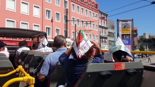 一人が、パンフレットで帽子を作ると、後ろの人も、見習って、皆さん紙の帽子をかぶってます（笑）。