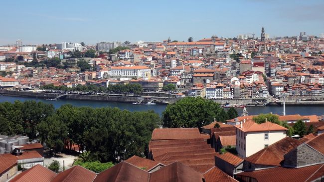 二階建てバスは、川の対岸の丘の上の展望台で、しばらく停車してくれてました。<br />この景色は、このアングルでないと見えません。