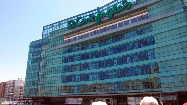 スペインのデパートチェーンのコルテ・イングレス。<br />ポルトのは、巨大なビルで、二階建てバスの説明にもなっていて、スポットにもなってます。<br />でも、ガスパチョ(冷製トマトスーブ)はなく、私の好きな三角形のサンドイッチもなく、ポルトガル人のためにコルテ・イングレスでした。