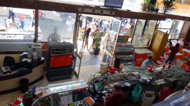 二階建てバスの出発点まで戻りました。<br />リボルダーデ広場にある、マクドナルド、その北側の道を入ったところにある店、カフェ・アンバシャダー。<br />なんか、やったらめったら混んでいる店でしたが、ここが、ポルトガルで入ったレストラン第1号。<br />入り口のところには、ケーキやパンが並んでいるケースがあり、それらを飲み物とともに食べる、カフェ的な利用もできるし、食事時には、ランチやディナーも食べれる、という業態のようです。<br />