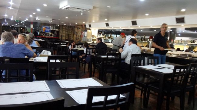 二階の方がすいていたので、二階に行き、コンビネートプレートを注文したら、まるで、朝ごはんのようでした。<br />二階には、バイキングもあるようでしたが、やはり、作り立ての料理が欲しいと、注文することにしました。