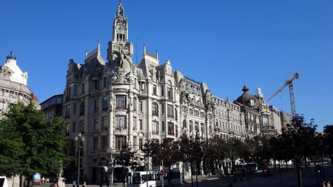 翌日は、二階建てバスの二日券を買っていたので、もうひとつのルートに乗ります。<br />ただし、前日の反省をふまえて、朝の一番バス、9時発のに乗りました。<br /><br />と、このバス、同様のお客が多いのか、乗降客が多くて、バスの走りが遅くなり、最後の方では、「早く、おろせ」という気分でした（笑）。