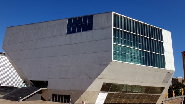 新市街の方には、こんな新しい建築物もあるんですね。