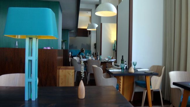 ポルトには、たくさんのレストランがあり、どこに入って、どう注文すればわからないから、まずは、ネット検索して、セットメニューを見つけた店を、予約しました。<br />the fork、スペイン語版は、el tenedorというサイトがあり、トリップアドバイザーとも提携していて、トリップのレストラン・ランキングから、ネット予約に入ると、このサイトに行きます。<br />日程と、人数と時間を入れて、クリックするだけで、予約できて、クリックするだけでキャンセルもできるので、とても楽です。<br /><br />最初に、名前とメールアドレスで登録すれば、楽に使えます。<br /><br />ただ、このサイトで検索していて、思い知ったのが、ポルトガルには、スペインのような、日替わり定食をもつ店が少ない、ということでした。<br /><br />さて、最初の店は、DOP Rui Paula、たぶんミシュランの星つきと思いますが、しっかりとは確認してません。<br />ま、ポルトの中の有名店というのは、たしかです。<br />内装は、高級感が漂います。