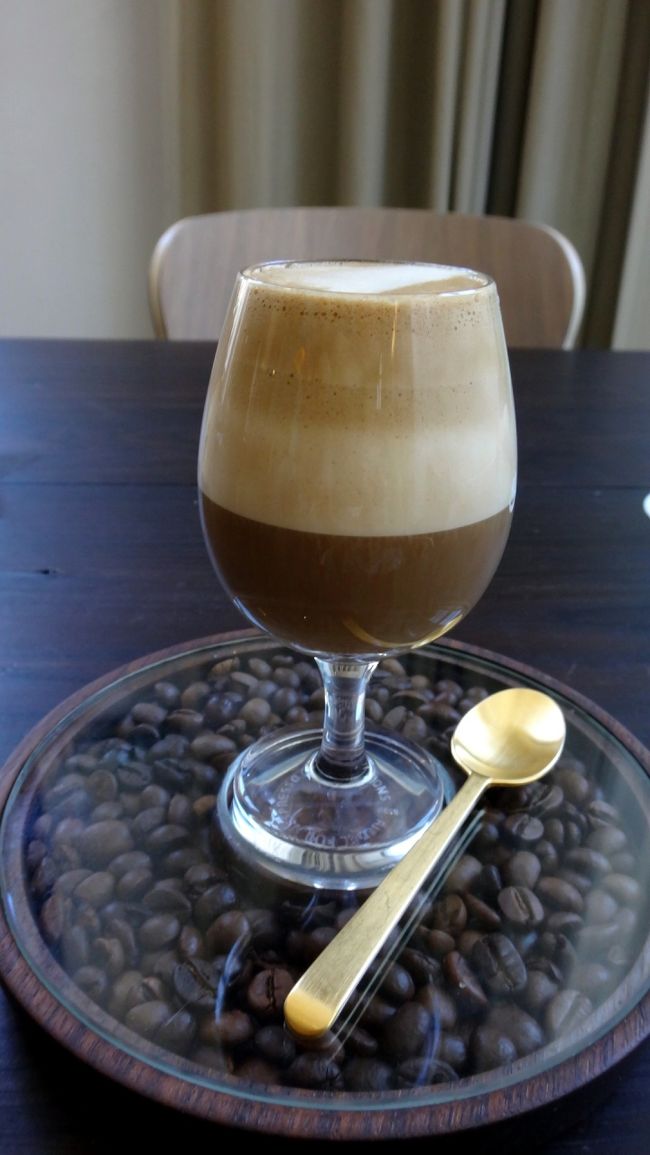 いつものように、エスプレッソにミルクをたらした、スペインのコルタードと呼ばれるコーヒーをお願いしたのですが、グラスに、三層に入れたコーヒーが、サプライズで出てきました。<br /><br />ええけど、20ユーロのセットに、水が3ユーロ、コーヒーが3.5ユーロとられて、結果的に30ユーロ近くなりました。<br />げっ、でかい魚のメインは苦手なのに、これで30ユーロは払いたくない。だからもう、高級店に行くのは、やめようと、感じてしまいました。