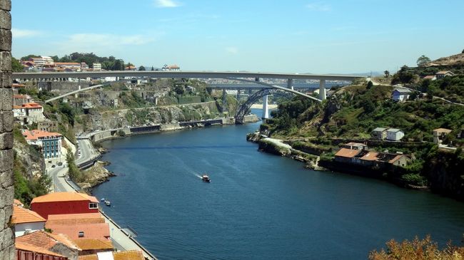 ポルトで、何より気に入っているのは、この川沿いの景色です。<br />早朝、まだ人のいない静かな町を歩いて、静かな川面に映る、独特のマッチ箱みたいな街並みを見るのは、至福の時間です。